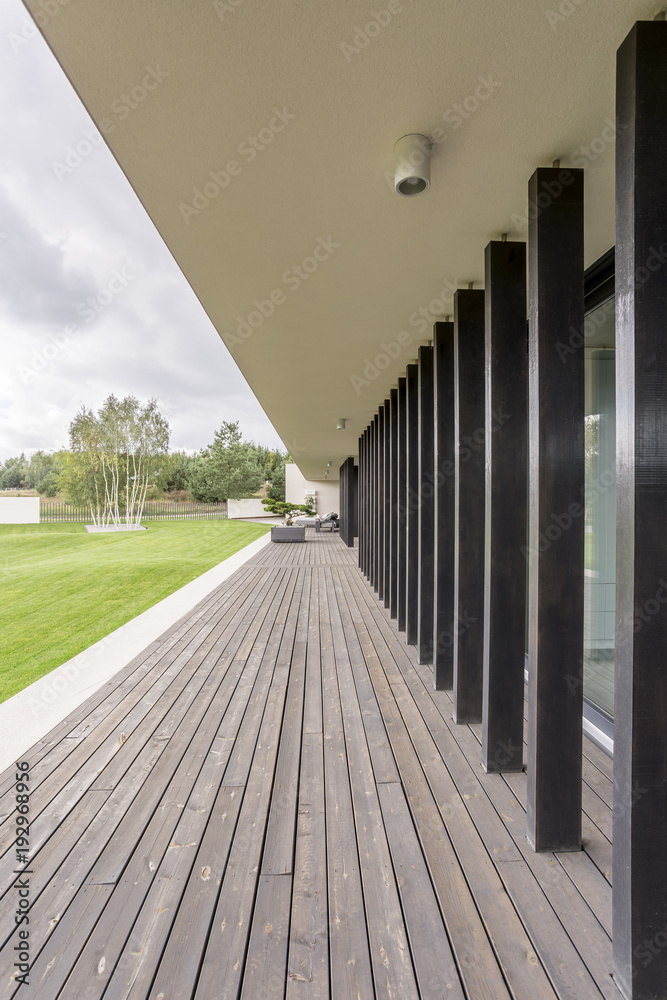 Obraz premium Terrace with black pillars