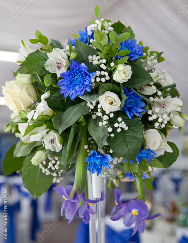 букет из белых и синих цветков