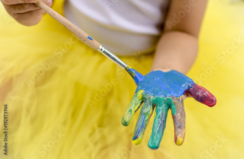 tinta pintura cores colorido criança mão pincel 