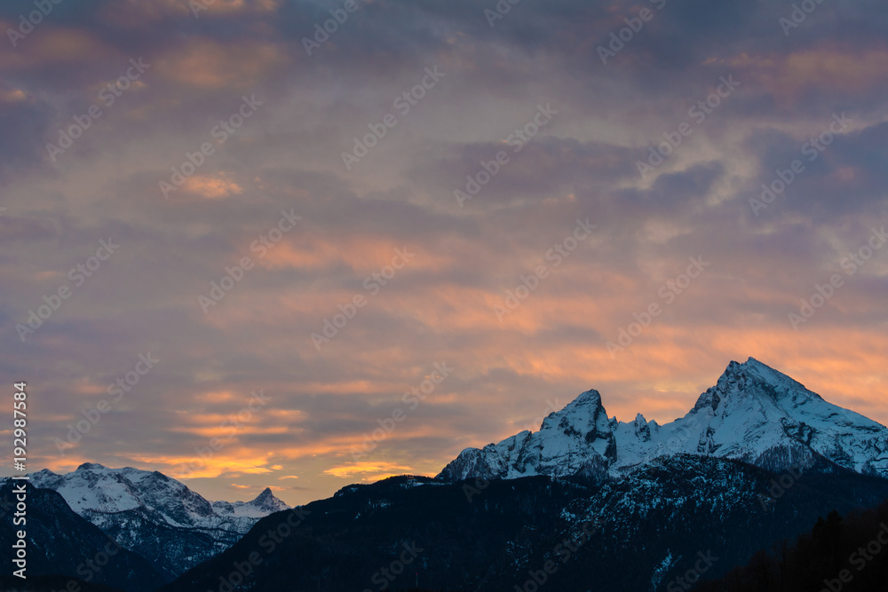 Watzmann über Berchtesgaden am Abend im Winter Watzmann über Berchtesgaden am Abend im Winter