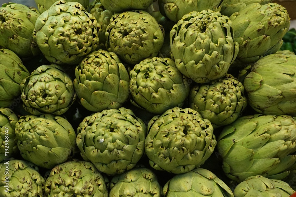 Fototapeta premium alcachofas en el mercado