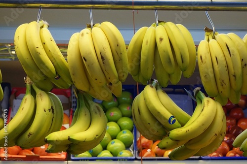 Ganchos con plátanos colgando en el mercado
