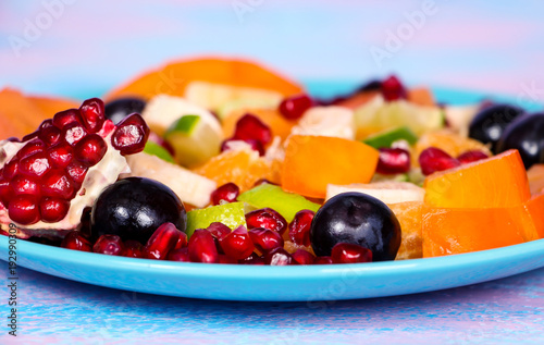 фруктовый летний салат, полезная еда, красивые фрукты на тарелке