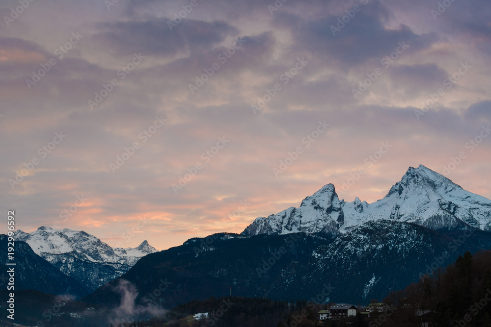 Der Berg Watzmann über der Stadt Berchtesgaden an einem Abend im Winter