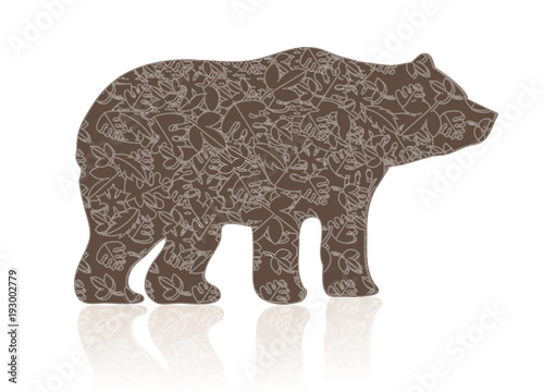 großer Braunbär mit Laub Muster