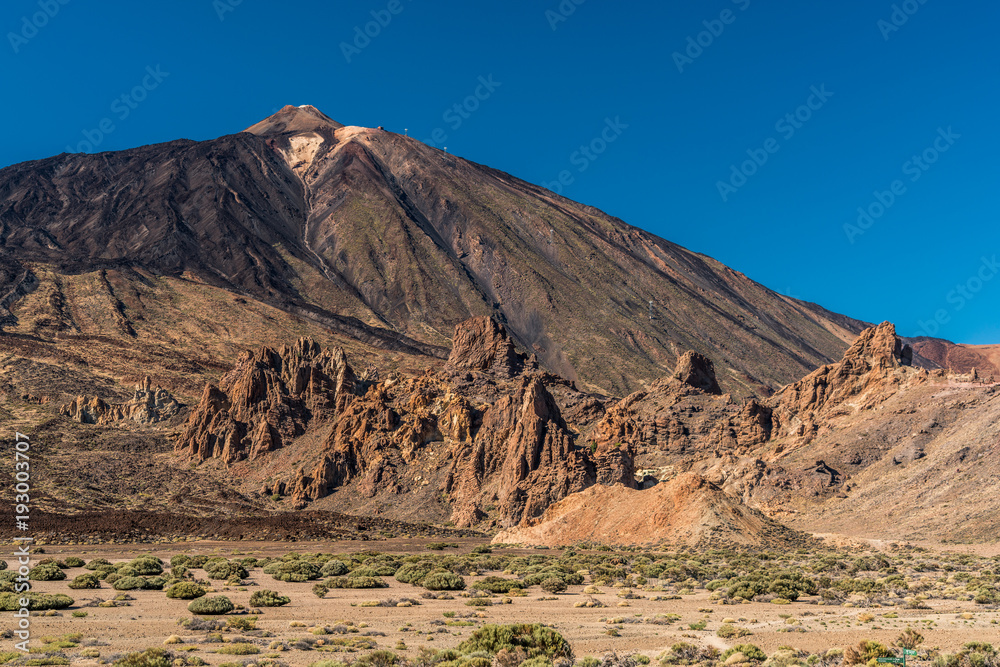 Felsformation Roques de García am Fuße des Vulkan Teide auf Teneriffa unter blauem Himmel