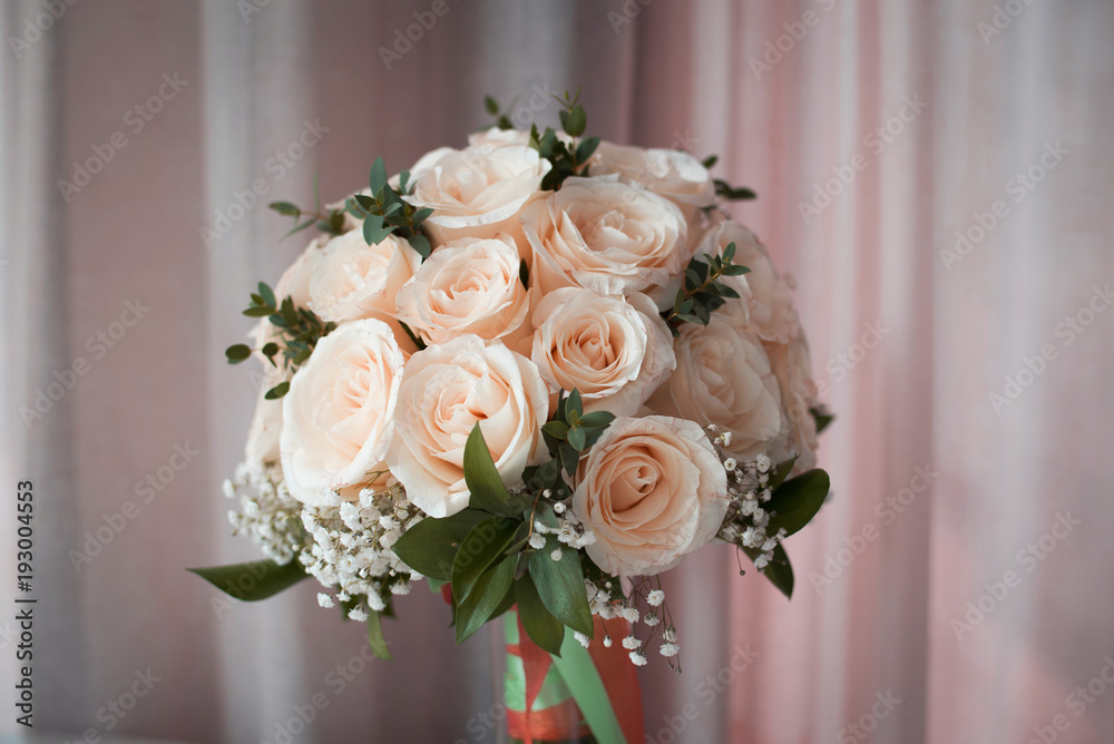 Obraz premium White rose flower bouquet in bundle shape for bridal in wedding ceremony