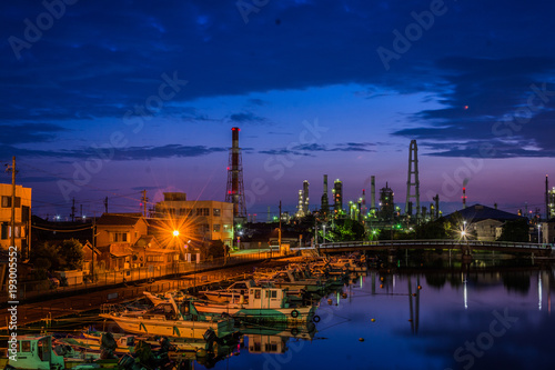 工場夜景と船