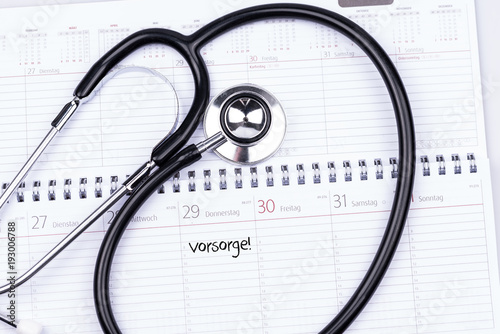 Kalender mit einem Stethoskop und einem Eintrag zur Vorsorge Untersuchung