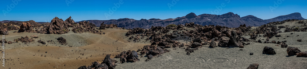 Panoramafoto einer Mars-ähnlichen Landschaft im Nationalpark Teide auf Teneriffa