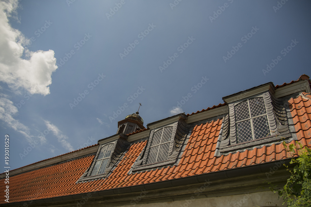 Dach mit 3 antiken Dachfenstern mit Bleiverglasung Nebengebäude Wasserschloss Hovestadt Gemeinde Lippetal Ostwestfalen Dach mit 3 antiken Dachfenstern mit Bleiverglasung Nebengebäude Wasserschloss Hovestadt Gemeinde Lippetal Ostwestfalen