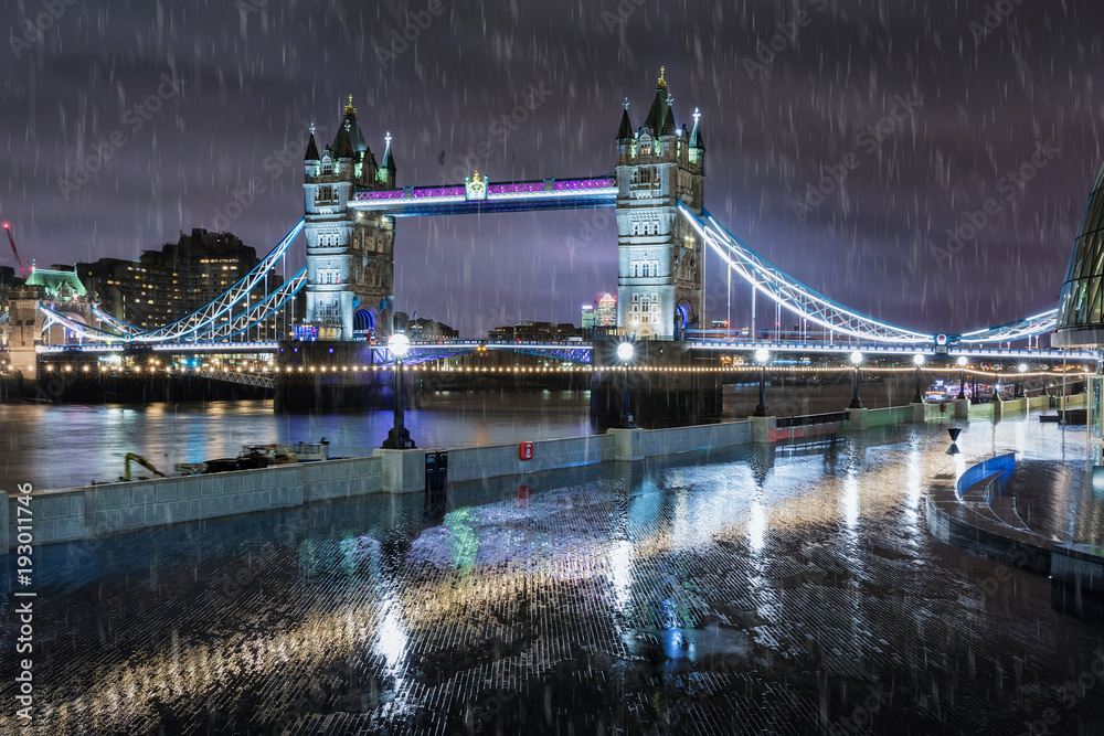 Obraz premium Tower Bridge w Londynie w deszczowy wieczór zimą