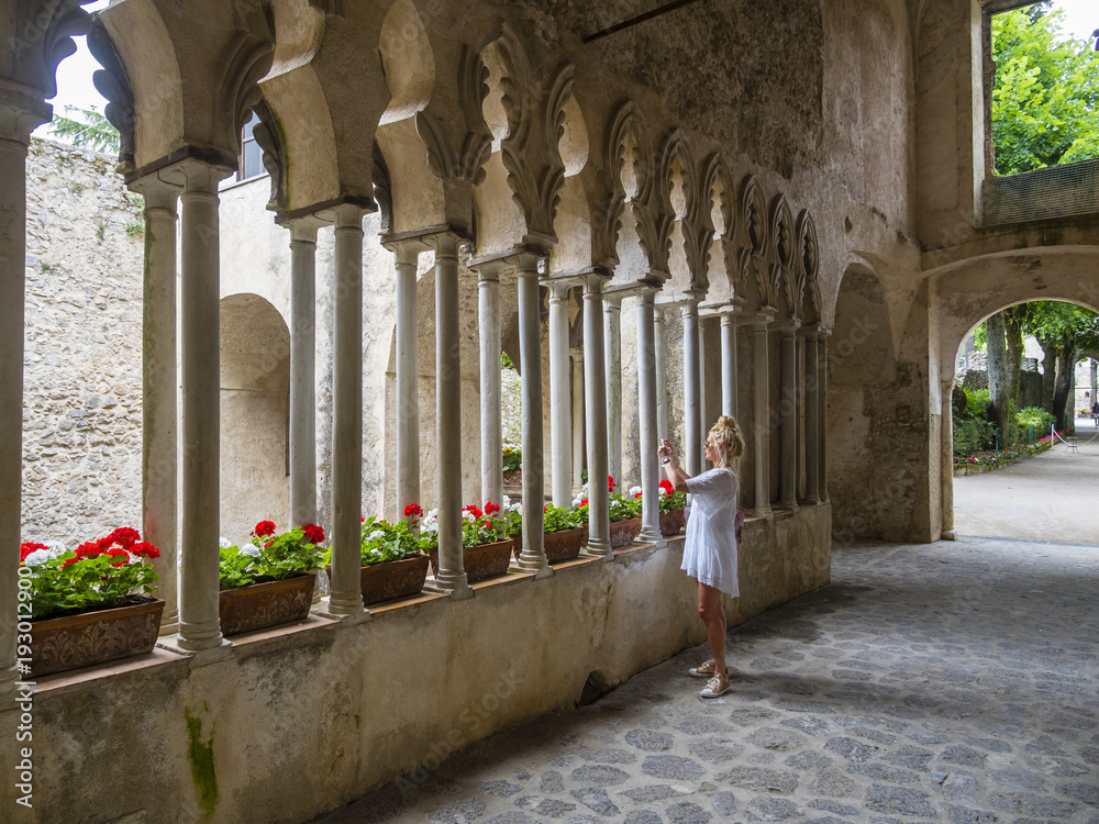 Φωτογραφία Eine Frau fotografiert den Kreuzgang, il chiostro, in der Villa Rufolo,  Ravello