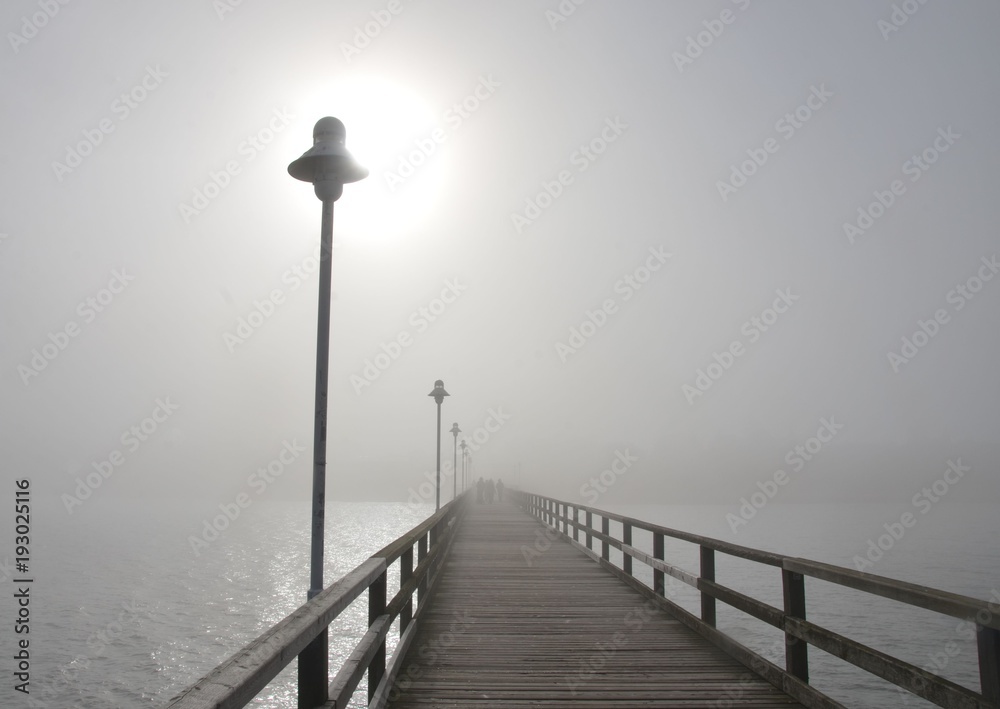 Seebrücke bei Nebel 