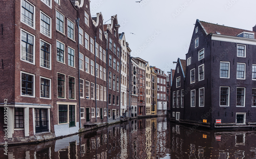 clásicos edificios junto al famoso canal de Amsterdam