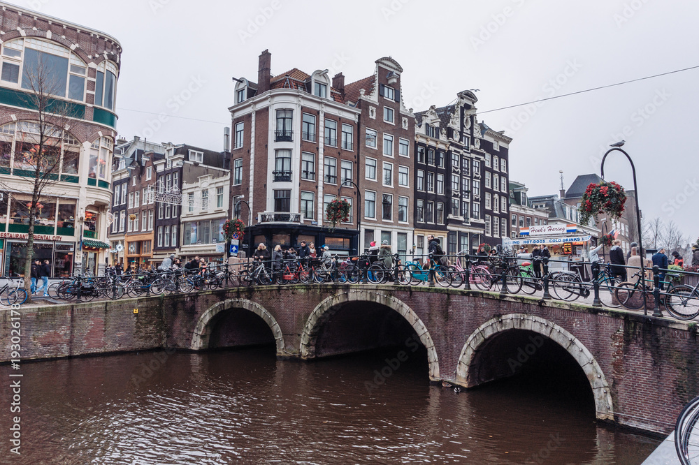 canales de Amsterdam con bicicletas