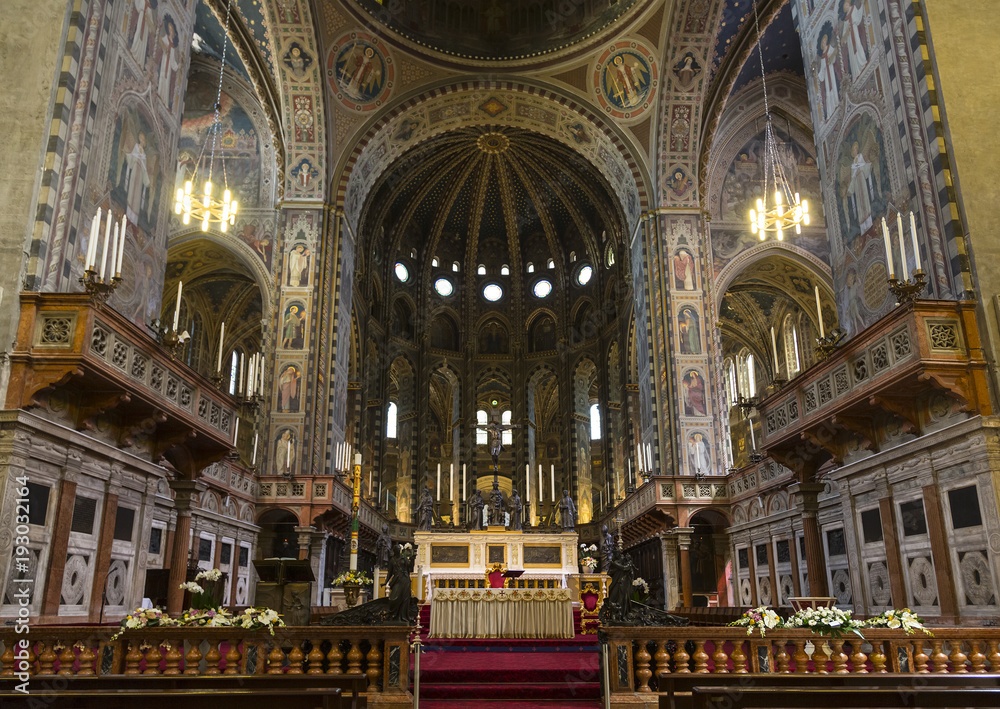Obraz premium The interior of St. Anthony's Basilica is a Catholic church in the city of Padua, an architectural monument, the main center of veneration of St. Anthony of Padua. Italy
