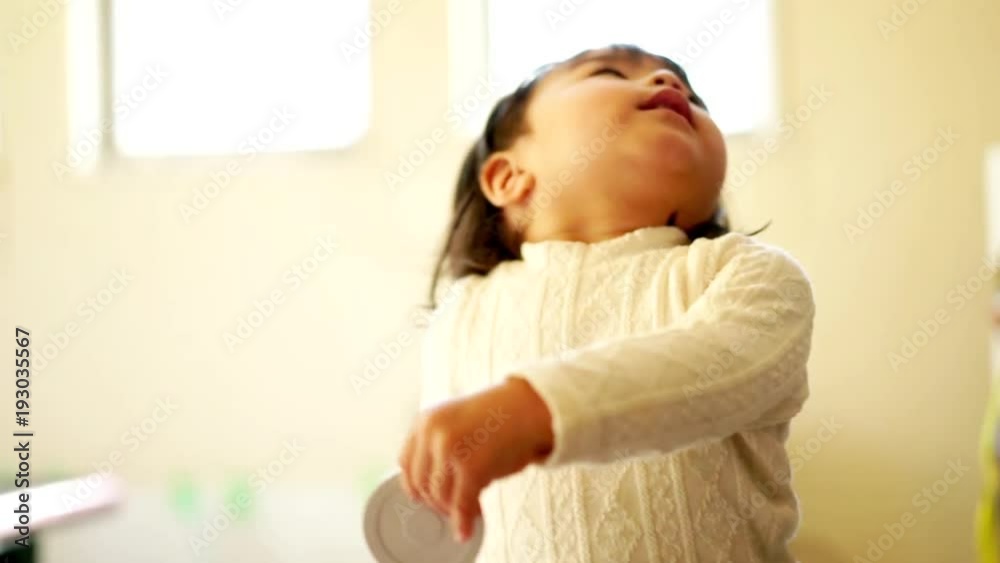 遊びまわる子供(赤ちゃん・女の子・1才児) 遊びまわる子供(赤ちゃん・女の子・1才児)