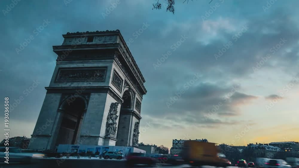 L'arc de triomphe de Paris au coucher du soleil