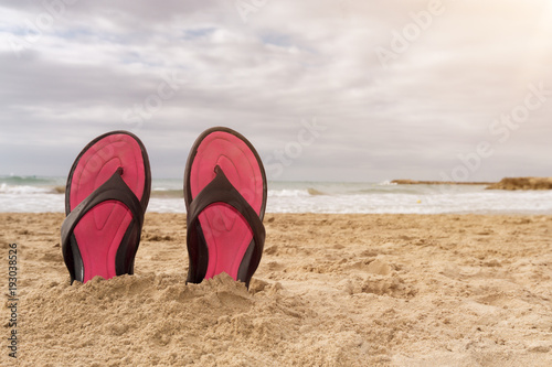 Badelatschen von Urlaubern stecken im Strandsand, Ferien und Urlaub am Meer 
