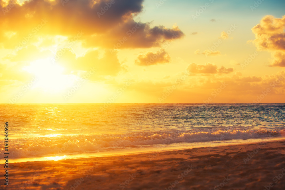 Fototapeta premium Beautiful sunrise over the sea