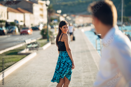 Canvas Print Young attractive woman flirting with a man on the street