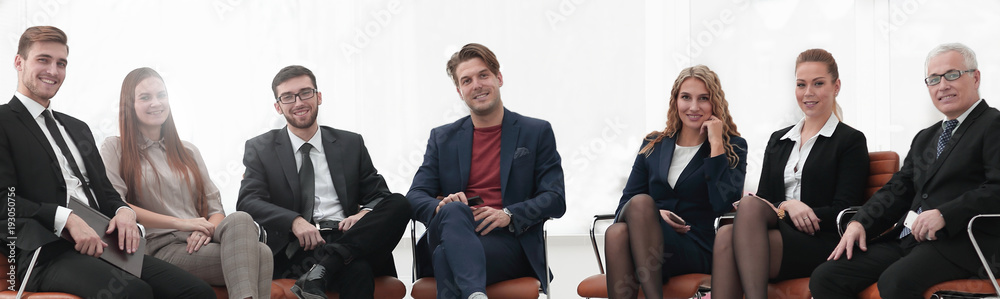 Obraz premium senior businessman and business team sitting in a conference room.
