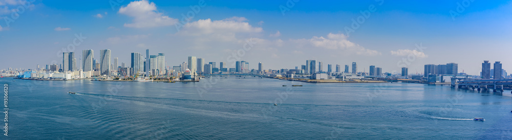 青空が広がる東京湾と高層ビル群