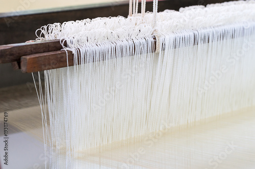 Weave silk cotton on the manual wood loom