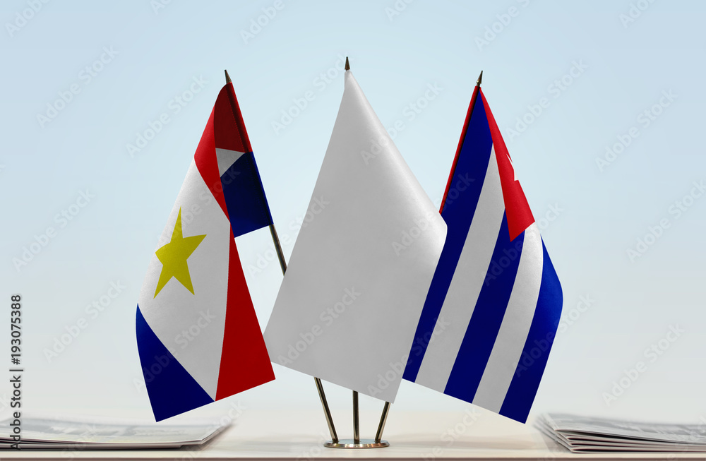Flags of Saba and Cuba with a white flag in the middle