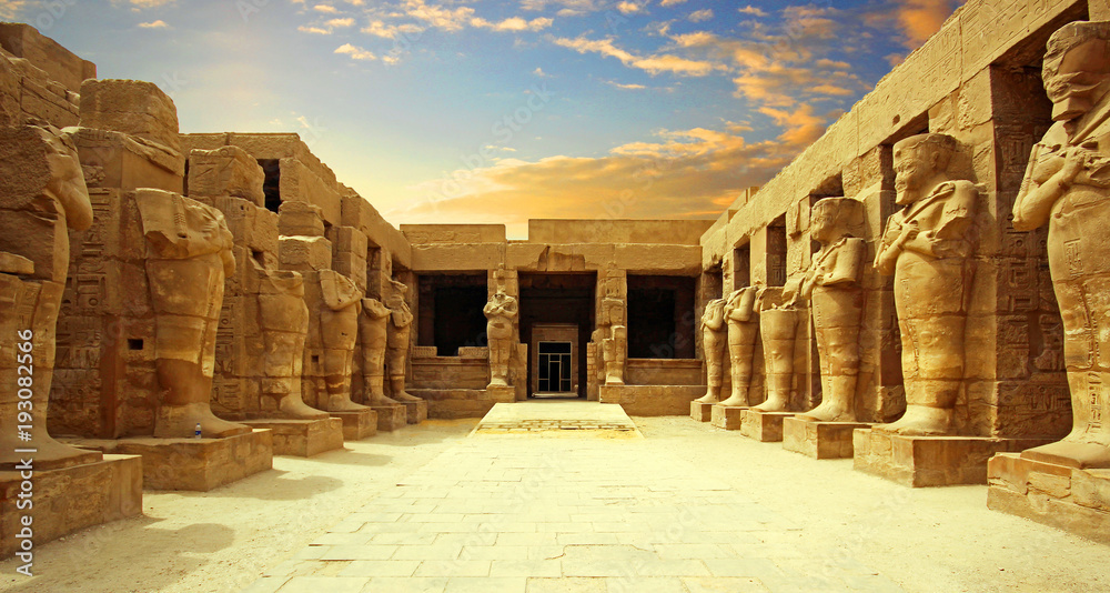 Fototapeta premium Anscient Świątynia Karnaku w Luksorze - Zniszczony Teby Egipt