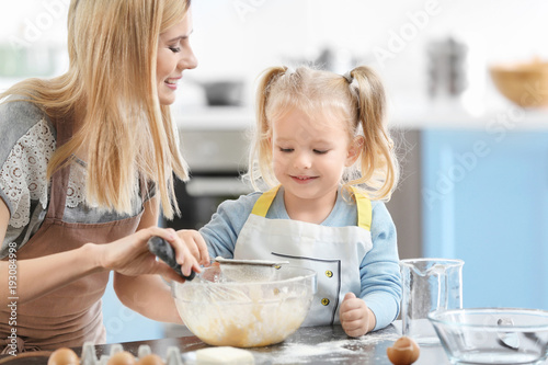Mother and daughter prepari...