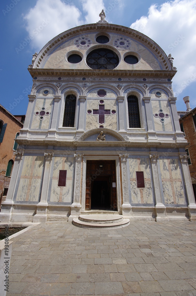 Venezia, Chiesa di Santa Maria dei Miracoli, tutta ricoperta di marmi.