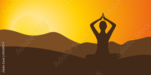 yoga bei sonnenaufgang berglandschaft