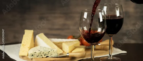 Obraz  z motywem Red Wine and cheese board