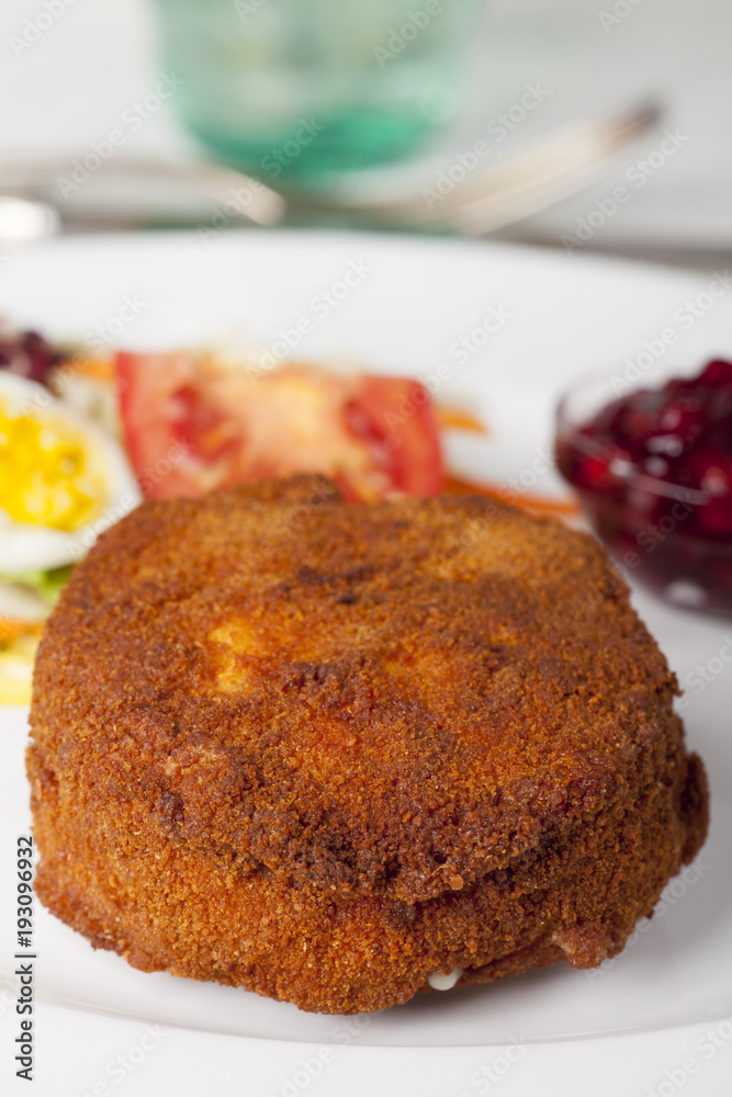 Panierter Camembert mit Salat auf Holz