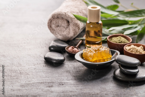 Honey and stones for spa procedures