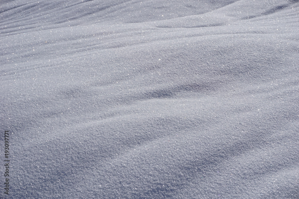 Fototapeta premium in der Sonne glänzender Schnee