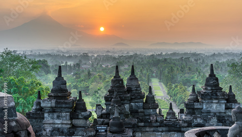 Tableau sur toile Sunrise panorama of Mount Merapi, Borobudur valey covered with mist and 9th century Stone Stupa at Borobudur Buddhist temple (UNESCO World Heritage Site)