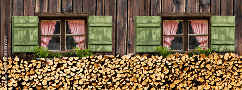 Zwei Almfenster