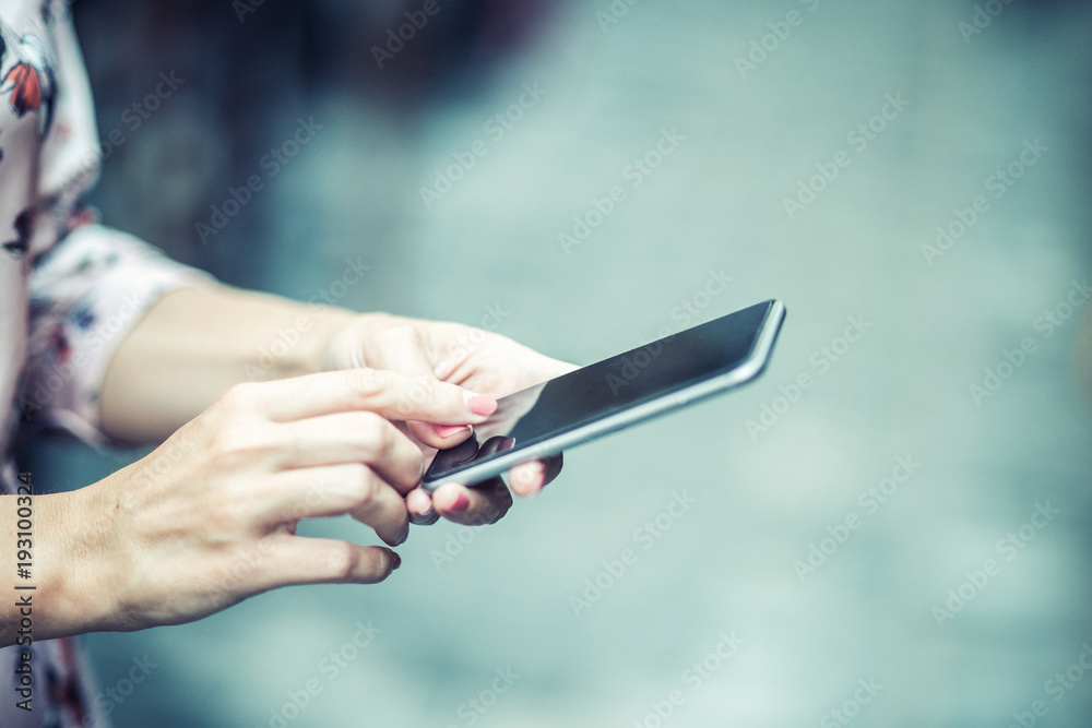 Obraz premium Woman is checking phone message