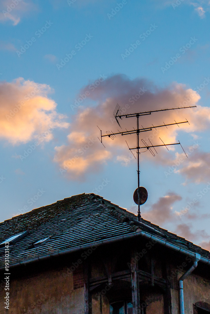 alte Fernsehantenne auf einem Dach alte Fernsehantenne auf einem Dach