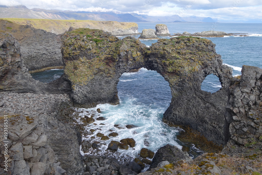アイスランド共和国スナイフェルス半島の海岸の奇岩