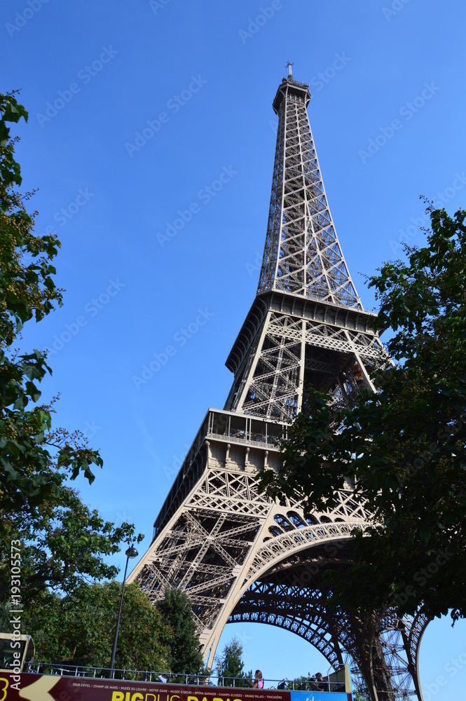 Une ballade parisienne auprès des granfs minuments Une ballade parisienne auprès des granfs minuments