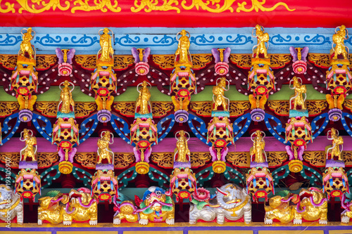 Chinese religious beliefs, temples eaves with the decoration of the same, woodcarving, Fortuna