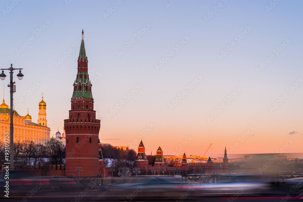 Fototapeta premium Sunset over the Moscow Kremlin and river in Russia