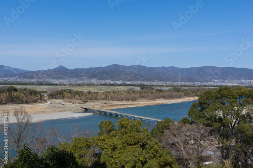 吉野川　川島潜水橋(徳島県吉野川市から撮影) © KOZO