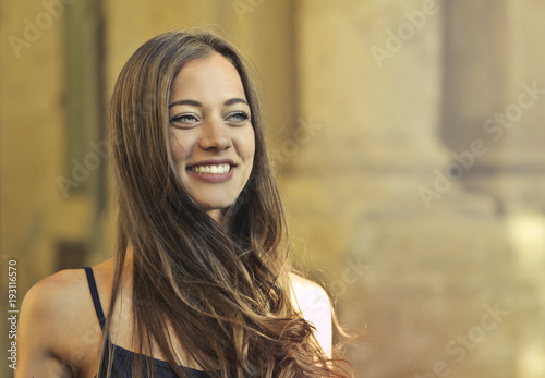 Quadro em tela Smiling woman with catchy eyes