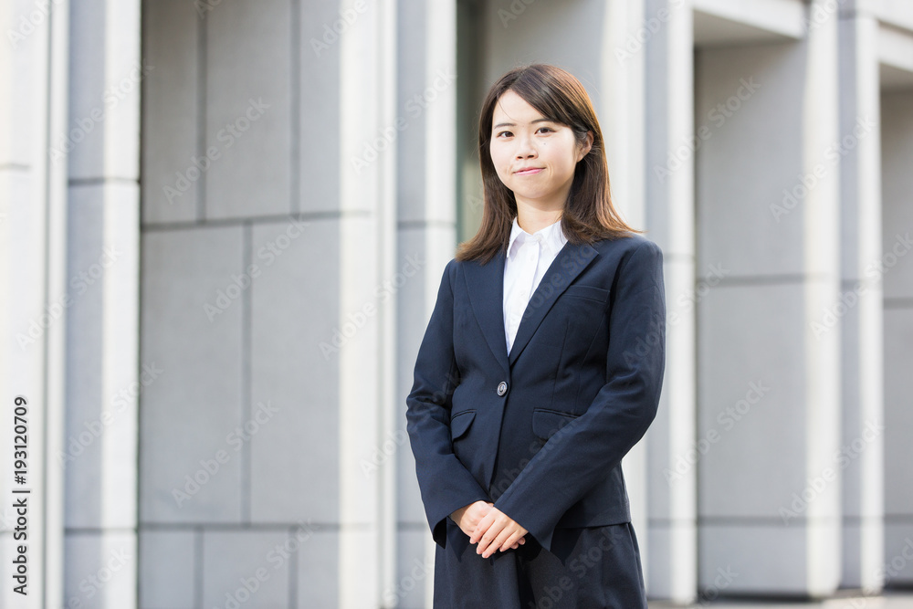 新社会人・スーツ姿の若い女性