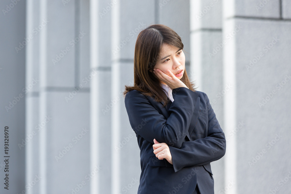 新社会人・スーツ姿の若い女性 新社会人・スーツ姿の若い女性